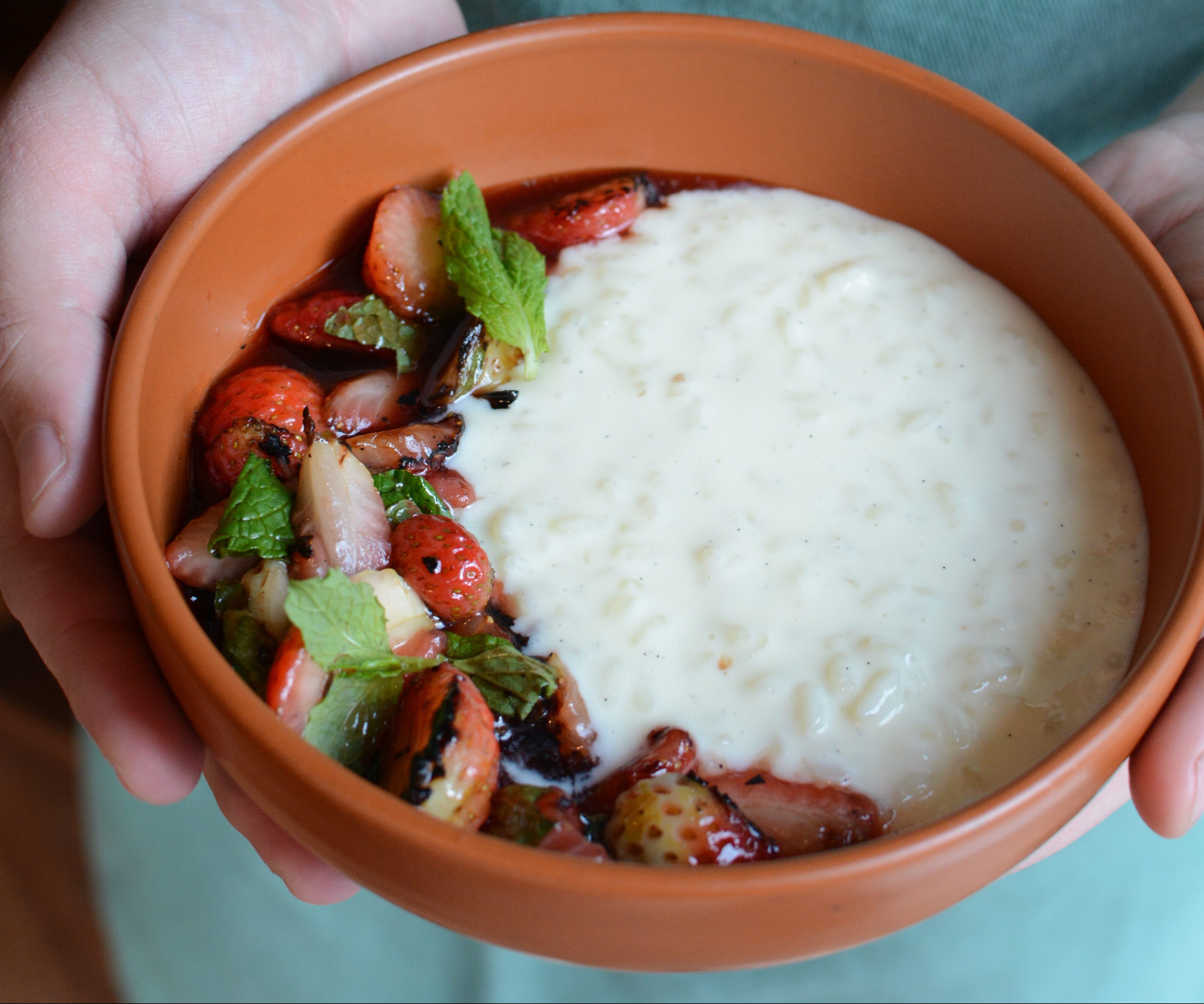 Arroz doce de baunilha defumado com morango na brasa