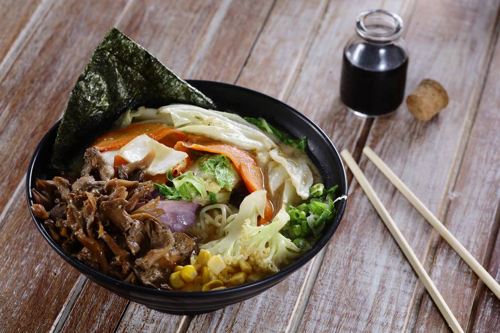 O lámen vegetariano do festival servido pelo Tadashii Japanese Restaurant O lámen vegetariano do festival servido pelo Tadashii Japanese Restaurant