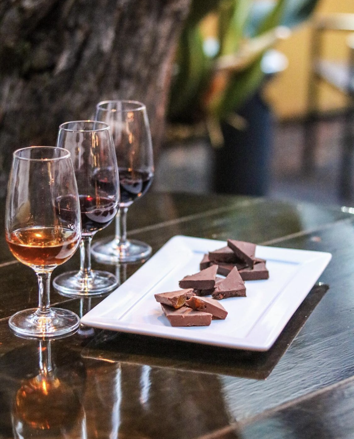 O wine bar propõe uma degustação de chocolates e vinhos fortificados