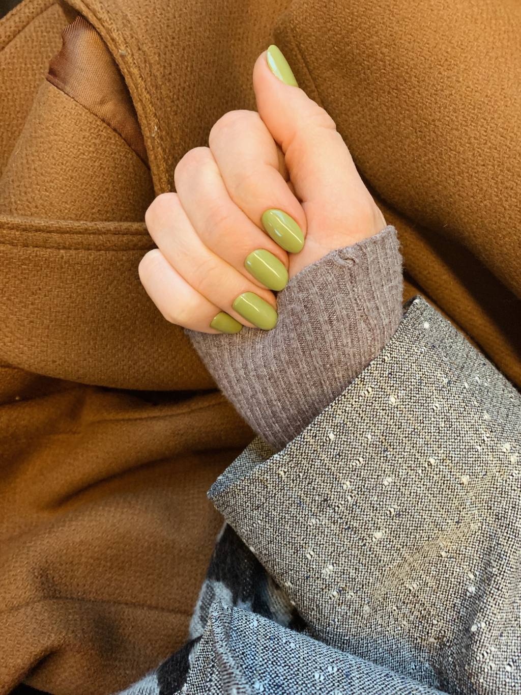 Cropped Hand Of Woman With Green Nail Polish esmaltes inverno 2022 - verde