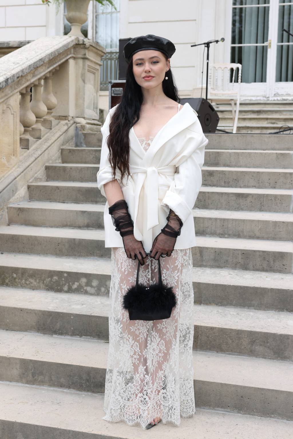 Juana Martin : Front Row – Paris Fashion Week – Haute Couture Fall Winter 2022 2023 luvas street style