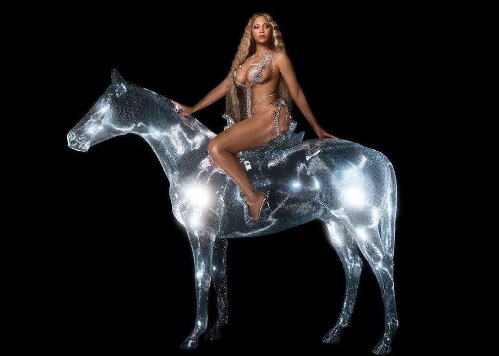 Beyoncé na capa de seu sétimo álbum de estúdio.