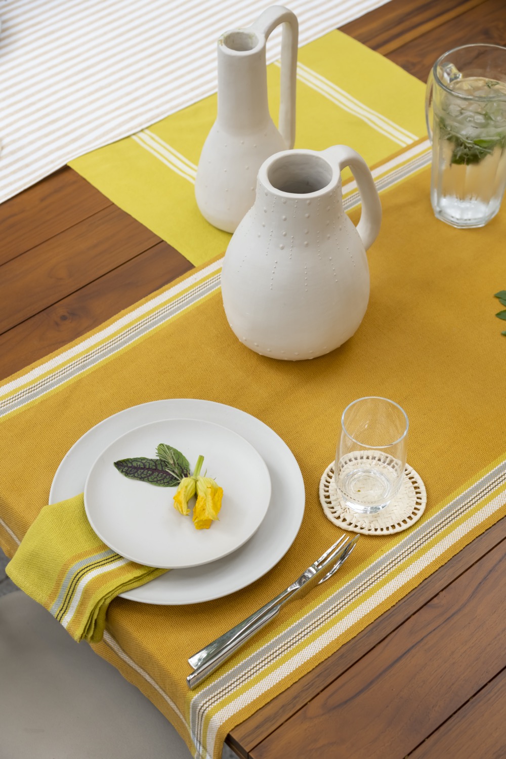 Designer transforma memória afetiva em coleção de roupas de mesa