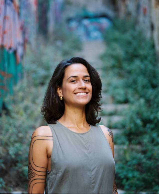 <u></u><span>Fotógrafa, documentarista, repórter, ativista e escritora, Barbara Veiga é autora do livro “Sete Anos em Sete Mares”, em que narra sua trajetória pelos oceanos, expondo através de suas palavras e suas lentes de fotografia todas as belezas e também todos os problemas que as águas enfrentam por conta das mudanças climáticas e outras atitudes vindas dos humanos. </span><u></u><span>Além disso, é cofundadora da Liga das Mulheres Pelo Oceano, movimento em rede que integra os esforços de emancipação das mulheres e atua pela conservação do oceano.</span><u></u><u></u><b><span> </span></b> <u></u><span>Fotógrafa, documentarista, repórter, ativista e escritora, Barbara Veiga é autora do livro “Sete Anos em Sete Mares”, em que narra sua trajetória pelos oceanos, expondo através de suas palavras e suas lentes de fotografia todas as belezas e também todos os problemas que as águas enfrentam por conta das mudanças climáticas e outras atitudes vindas dos humanos. </span><u></u><span>Além disso, é cofundadora da Liga das Mulheres Pelo Oceano, movimento em rede que integra os esforços de emancipação das mulheres e atua pela conservação do oceano.</span><u></u><u></u><b><span> </span></b>