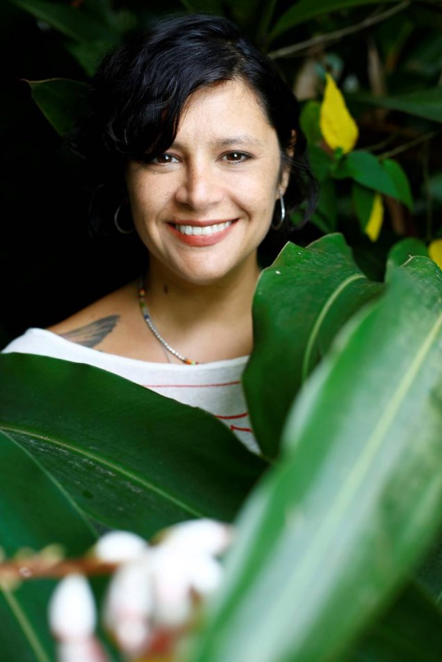 <span>Nascida no Chile, a jornalista ambiental Paulina Chamorro é colaboradora da National Geographic Brasil e <span class="m_8955611481880889527spelle">TEDx</span> Speaker, além de ser apresentadora do podcast ‘Vozes do Planeta’ e fazer parte da Liga das Mulheres pelo Oceano, movimento em rede que busca potencializar ações e ideias pela proteção dos oceanos sob a ótica feminina. </span><u></u><span>Paulina foi produtora e repórter do projeto Mar Sem Fim, percorrendo de veleiro por três anos toda a costa brasileira e com transmissão pela TV Cultura. </span>