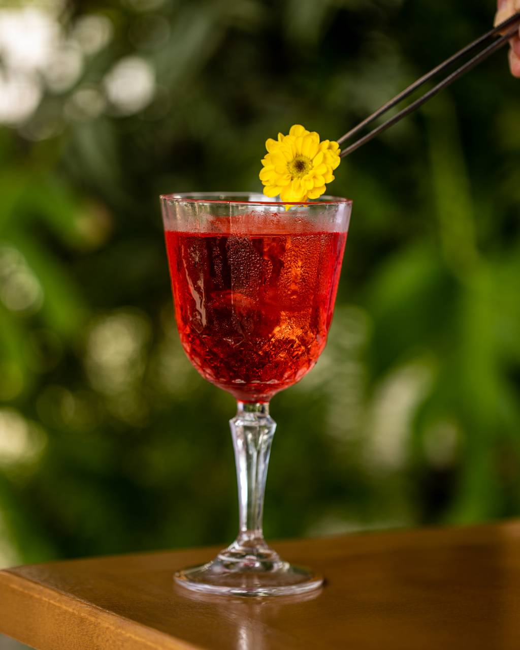 Aprenda a receita do drink A Divina, com gim e framboesa, do gastrobar Marinho Atlântica Aprenda a receita do drink A Divina, com gim e framboesa, do gastrobar Marinho Atlântica
