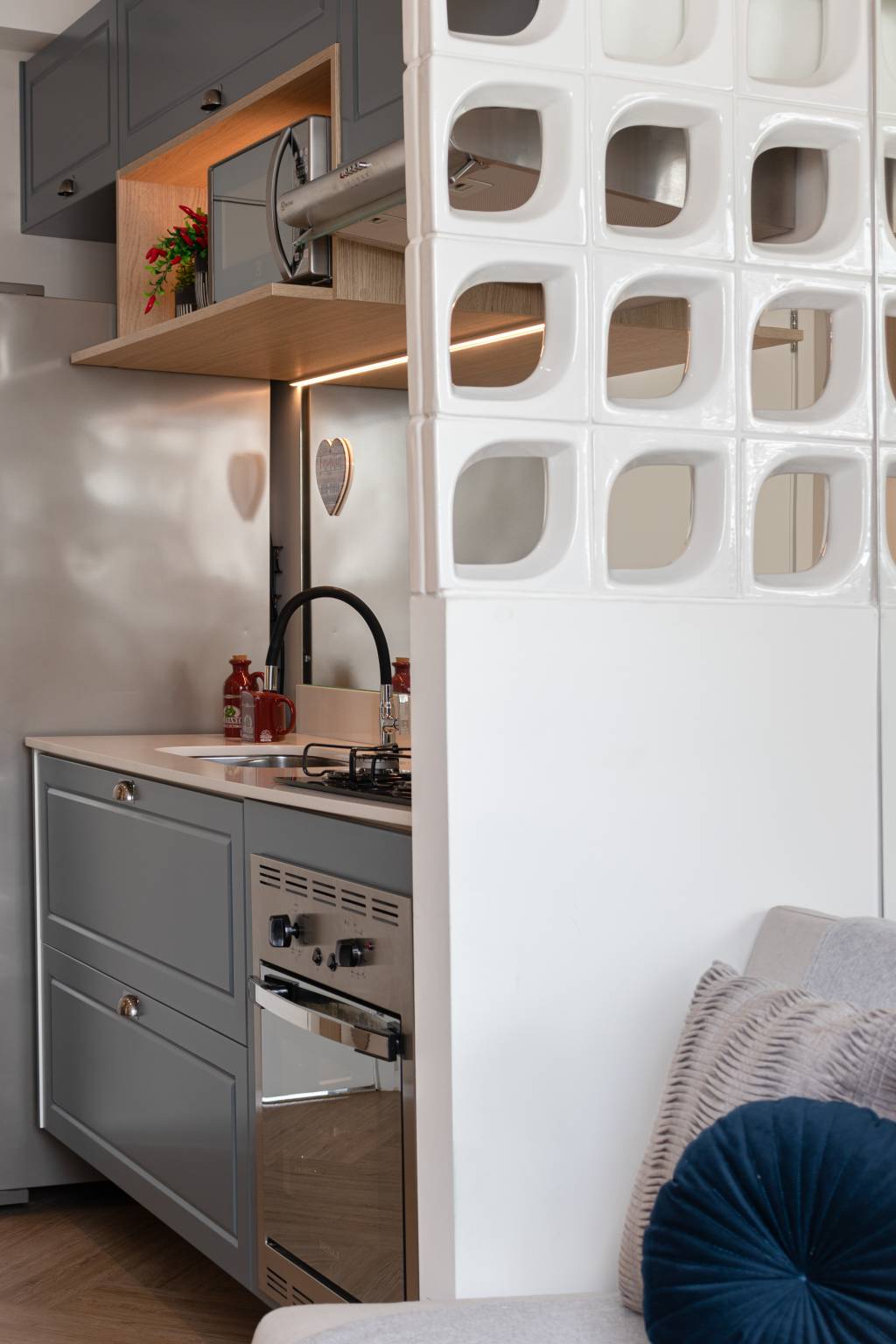 Projeto com cobogós – Studio HA A escolha das arquitetas do Studio HA foi por um modelo com aberturas generosas, beneficiando a entrada de luz