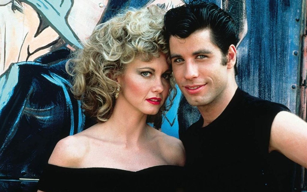 Olivia Newton-John estrelou clássicos como "Grease" ao lado de John Travolta.