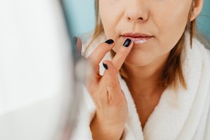 Como evitar ressecamento, rachaduras e fissuras nos lábios