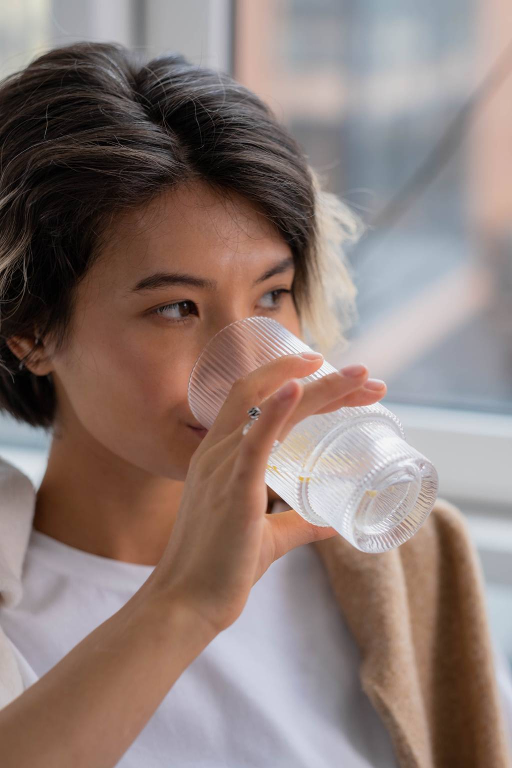 cuidar da pele no inverno A ingestão de água é essencial para o corpo