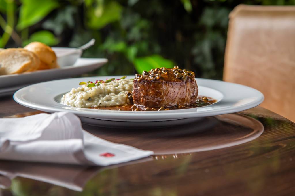 Receita de filet au poivre com risoto de gorgonzola, do restaurante Loup Receita de filé au poivre com risoto de gorgonzola, do restaurante Loup