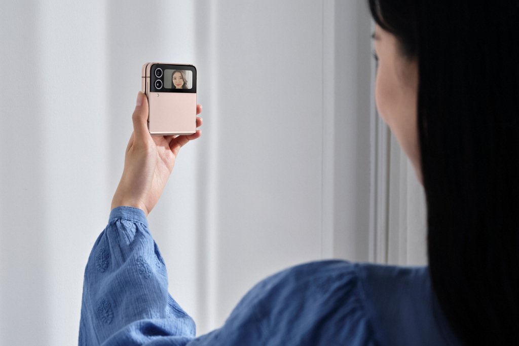Samsung Galaxy Z Flip 4: painel frontal permite fazer selfies mesmo com o celular dobrado