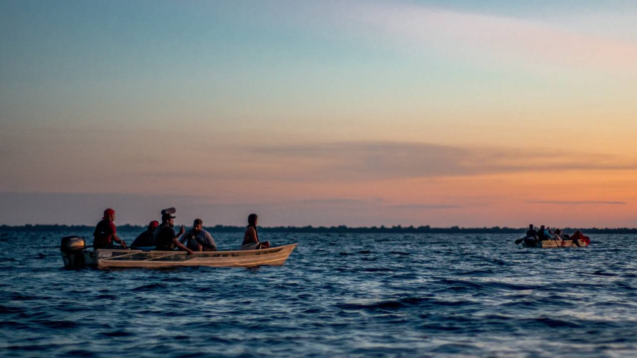 Passeio de barco para ver o nascer do Sol no meio do Rio Negro, em Tumbira.