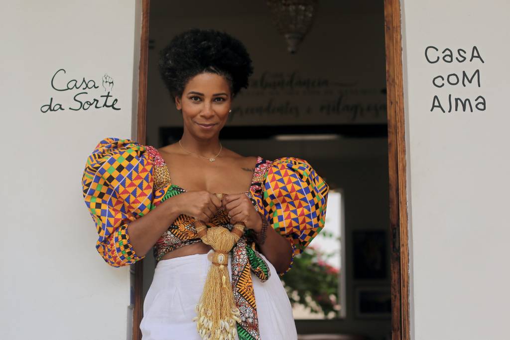 Arte e boas energias: Rita Batista abre as portas de seu lar em Salvador