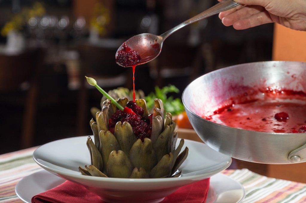 Alcachofra ao vinagrete de framboesa, receita da chef Anouk Migotto, do Donna Pinha