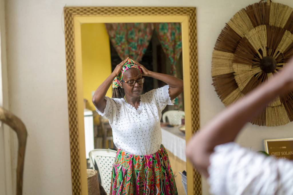 Solange Borges 2 – foto Wendy Andrade Solange se arruma em frente a um espelho, no Culinária de Terreiro.