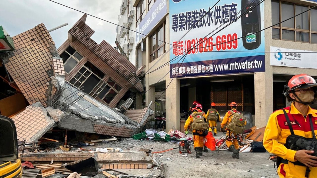 Imagem do terremoto de 6.9 de magnitude que atingiu Taiwan na manhã deste domingo.