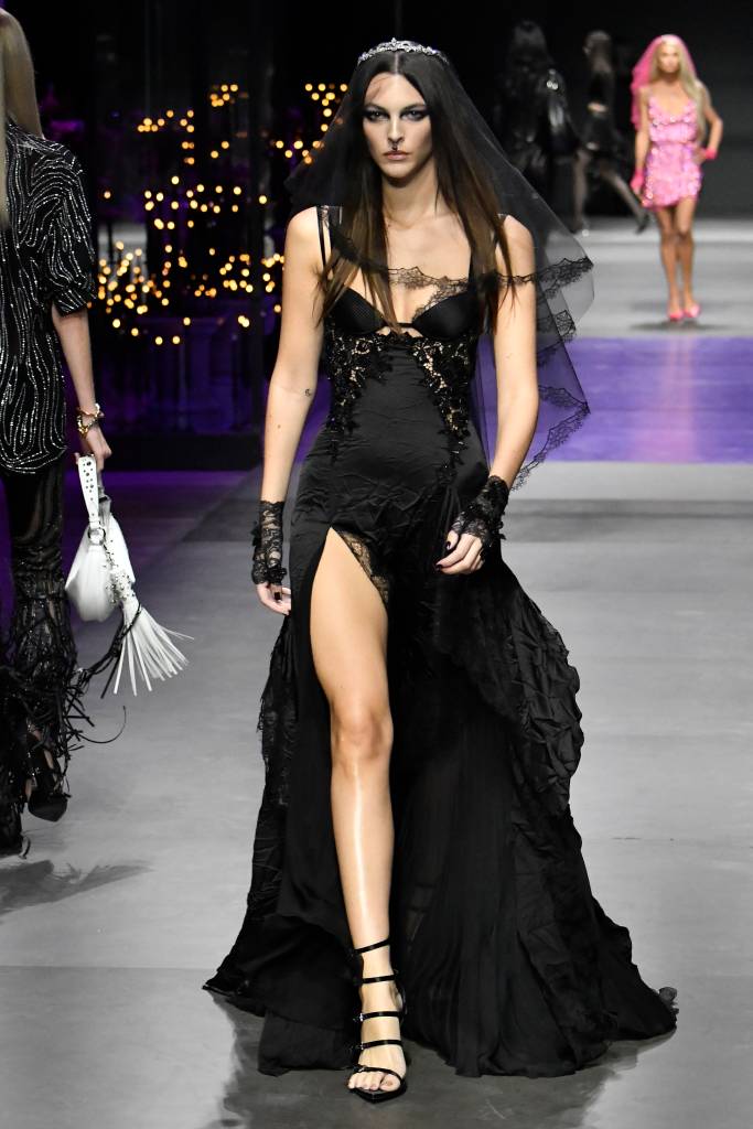 Versace – Runway – Spring/Summer 2023 Milan Fashion Week Vestido preto de festa tendência semanas de moda