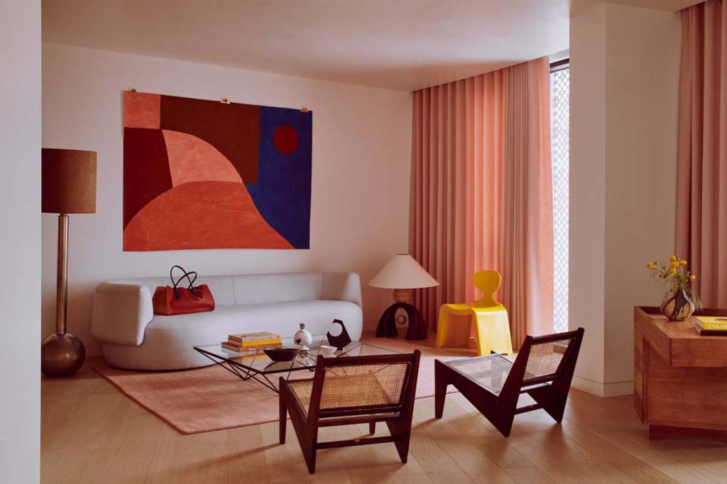 Projeto da arquiteta Roksanda – Reproducao site oficial vermelho na decoração - detalhes sala de estar