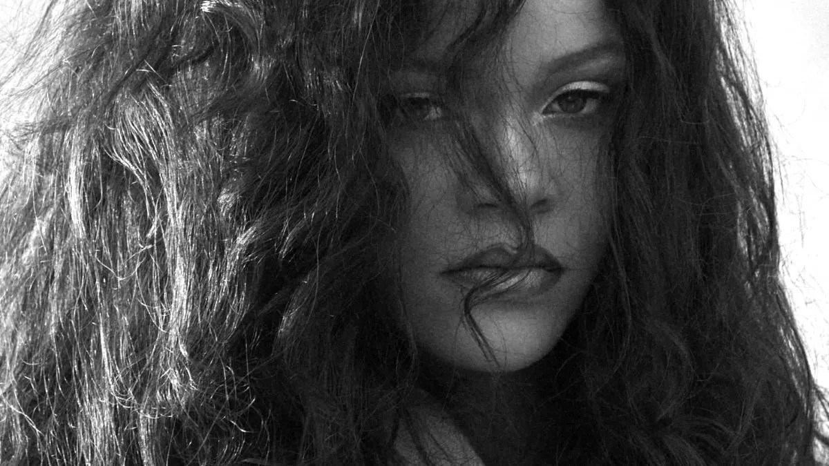 Rihanna na capa do single "Lift Me Up", que faz parte da trilha sonora de "Pantera Negra 2".