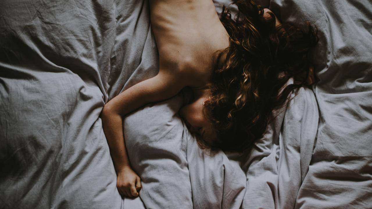 benefícios de dormir sem roupas