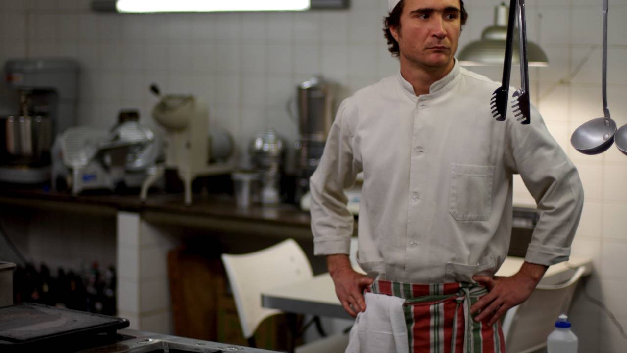 O ator João Miguel atuando no filme "Estômago".