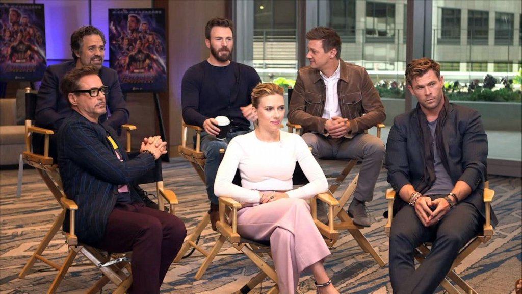 Robert Downey Jr, Scarlett Johansson, Chris Hemsworth, Mark Ruffalo, Chris Evans e Jeremy Renner em entrevista.