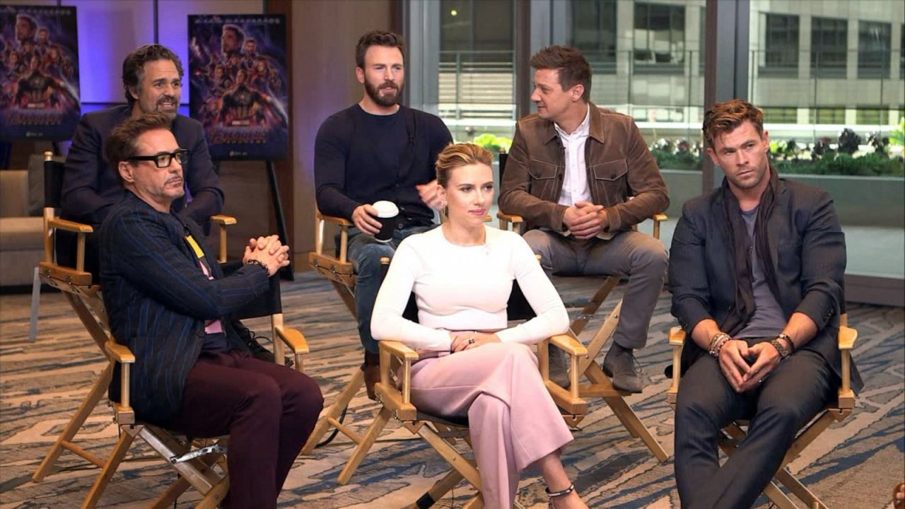 Robert Downey Jr, Scarlett Johansson, Chris Hemsworth, Mark Ruffalo, Chris Evans e Jeremy Renner em entrevista.