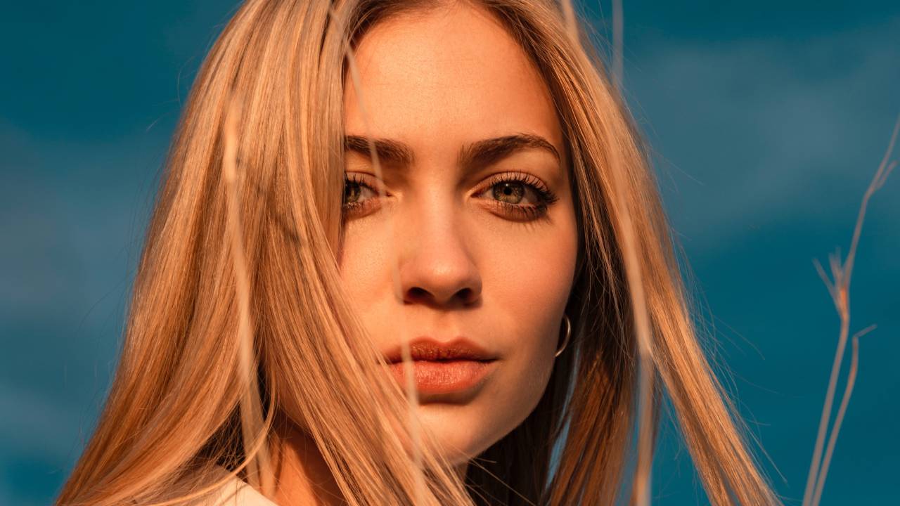 Cuidados para o cabelo loiro no verão.