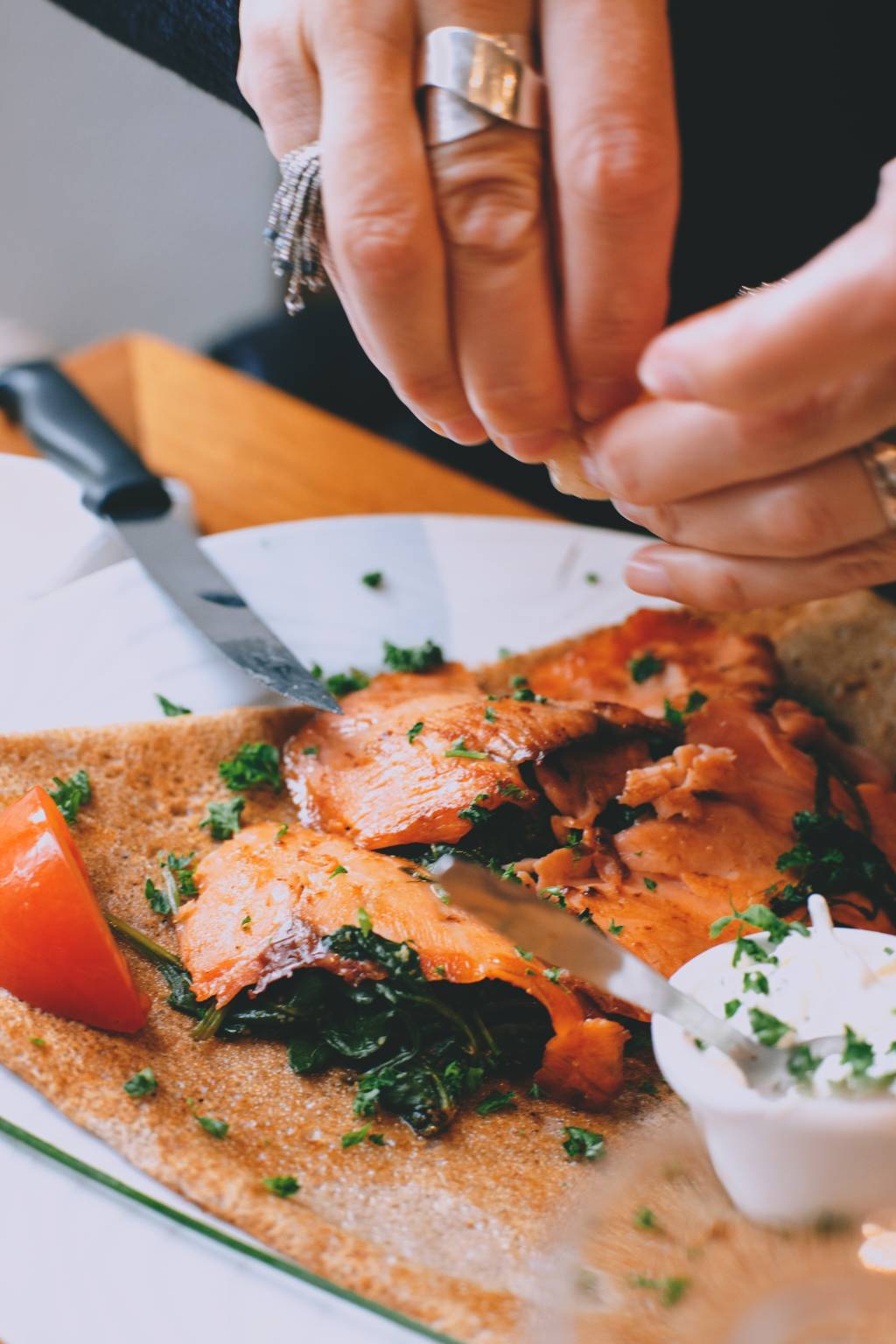 pexels-maria-orlova-4916151 alimentos para o cérebro - salmão