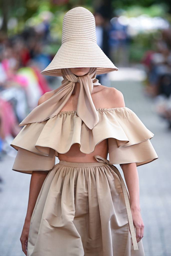 Adam Lippes – Runway – Spring/Summer 2023 New York Fashion Week Tendência babados semana de moda