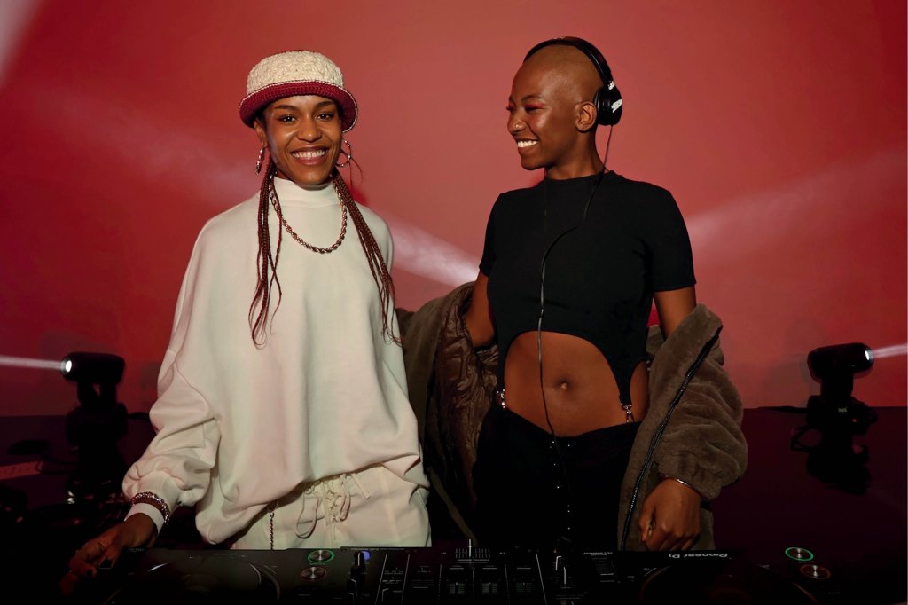 Yaminah Mello (esquerda) e Aisha Mbikila, discotecando juntas.
