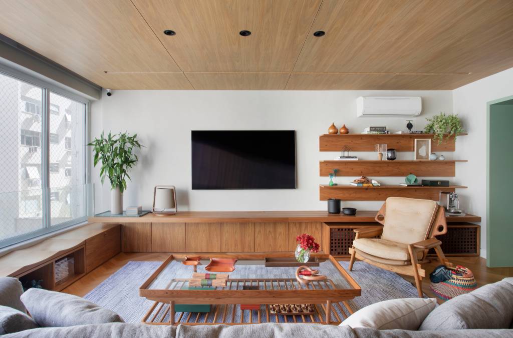 Apartamento com 165m2 em Ipanema assinado pelo escritório escritório Magarão Lindenberg Arquitetura _ foto 1 Madeira clara e cores suaves criam um clima natural neste apartamento