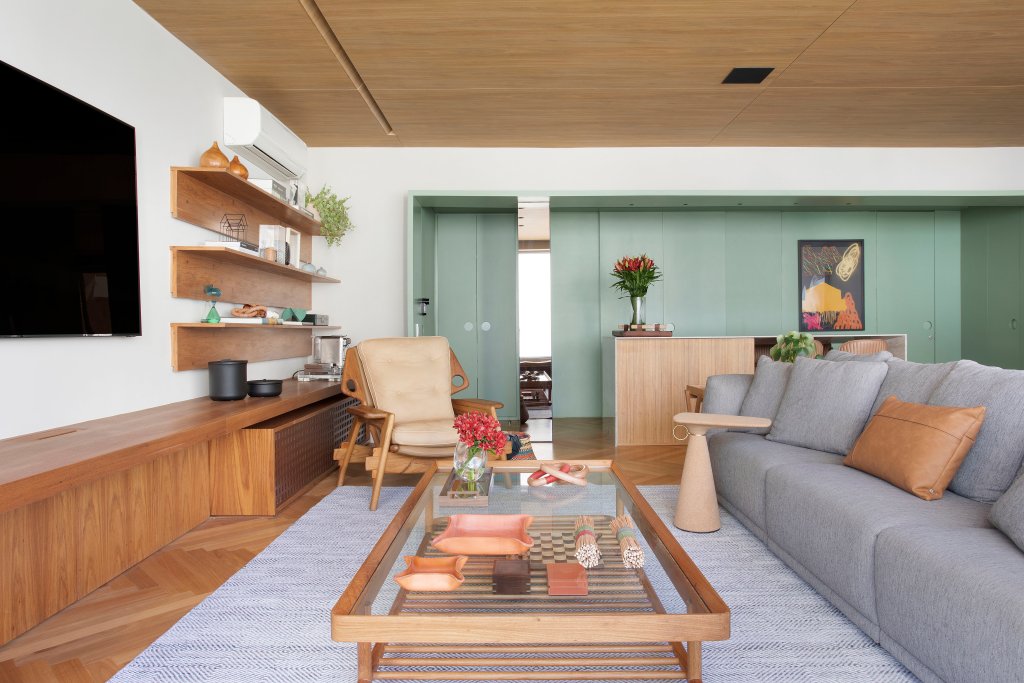 Madeira clara e cores suaves criam um clima natural neste apartamento