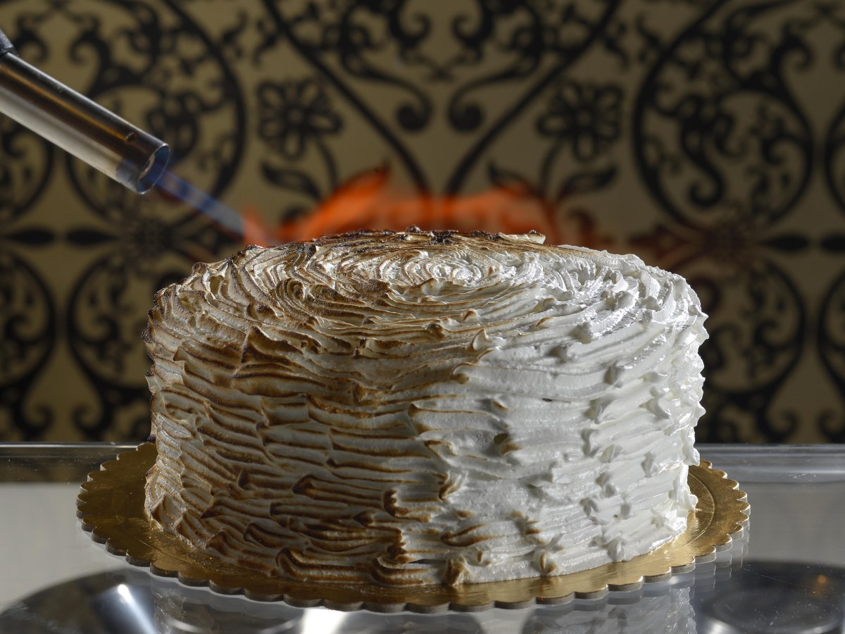 Baked Alaska Sobremesa perfeita para os dias quentes aprenda a fazer Baked Alaska CLAUDIA