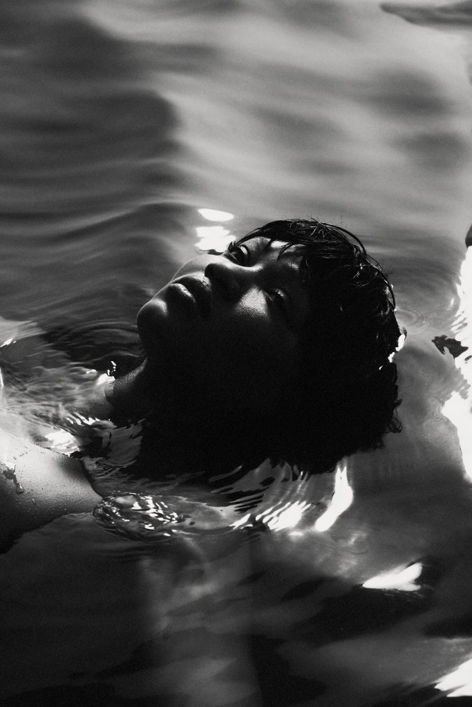Luedji Luna na capa de "Bom Mesmo é Estar Debaixo d'Água" Deluxe.