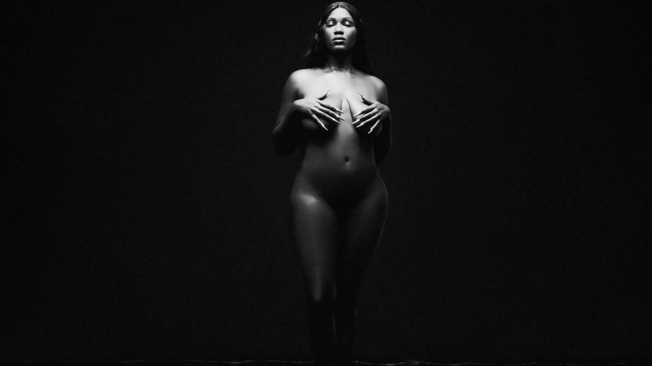 Luedji Luna na contracapa do disco "Bom Mesmo é estar Debaixo d'Água".