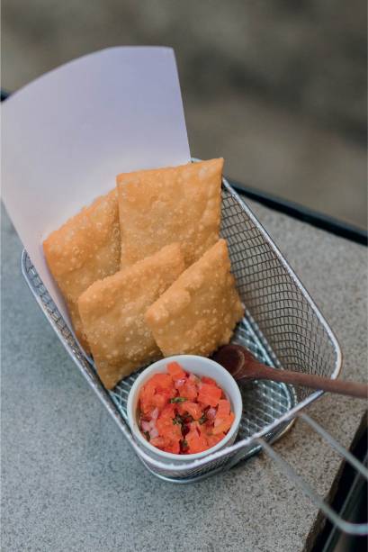 Para rechear o pastel, o chef prepara uma moqueca de arraia: "A arraia é como o frango no nordeste,pelo valor baixo em relação a outras carnes, acaba estando muito presente no dia a dia". Para rechear o pastel, o chef prepara uma moqueca de arraia: "A arraia é como o frango no nordeste,pelo valor baixo em relação a outras carnes, acaba estando muito presente no dia a dia".