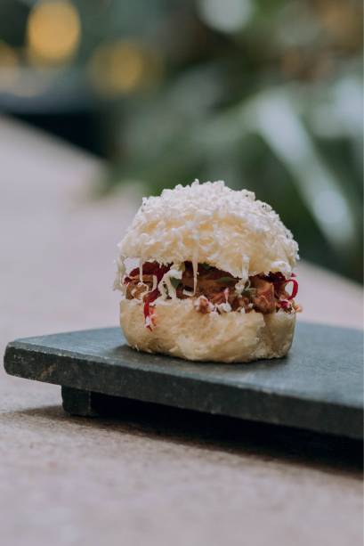 De textura macia, o pão delícia é um clássico deSalvador que aqui ganha sabor intenso com o recheio de carne-louca. De textura macia, o pão delícia é um clássico deSalvador que aqui ganha sabor intenso com o recheio de carne-louca.