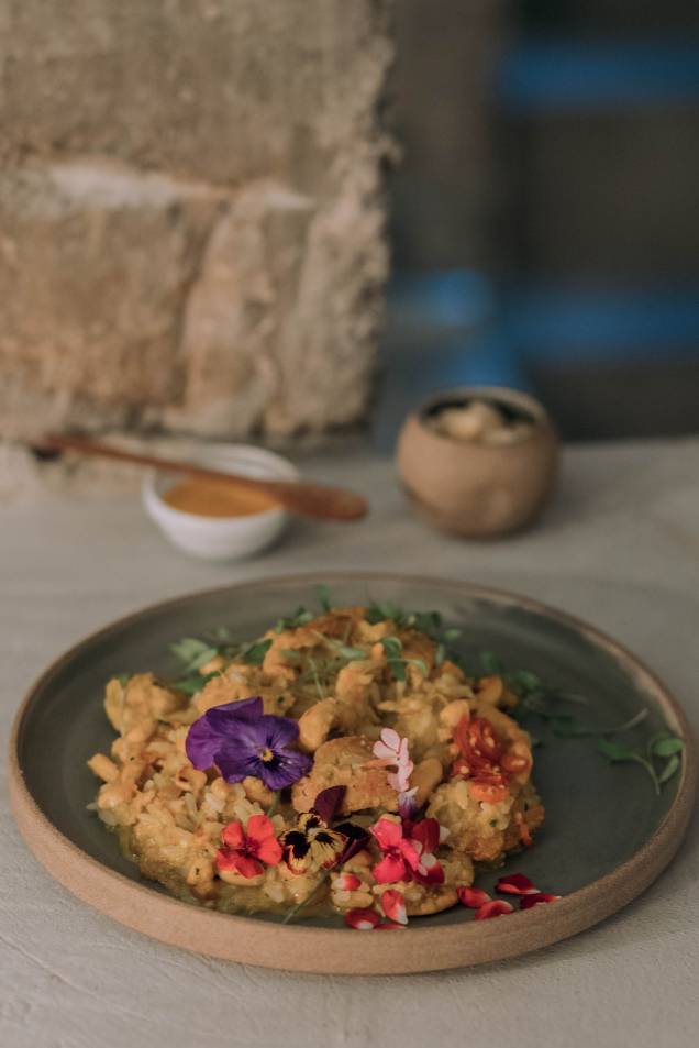 Inspirado na receita de sua avó, o arroz de xinxim é caldoso e feito com sobrecoxa de frango desossadano molho de camarão seco e castanha. Inspirado na receita de sua avó, o arroz de xinxim é caldoso e feito com sobrecoxa de frango desossadano molho de camarão seco e castanha.