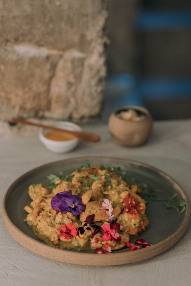 Inspirado na receita de sua avó, o arroz de xinxim é caldoso e feito com sobrecoxa de frango desossadano molho de camarão seco e castanha.