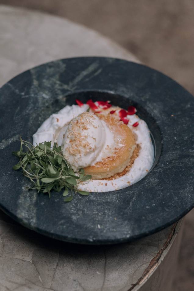 A Safadinha, nome que Rodrigo deu a essa sobremesa de cocada e bolinho de estudante,é finalizada com brotos de coentro: uma forma original de trazer mais sabor e evitar o desperdíciodo ingrediente, presente em outros pratos. A Safadinha, nome que Rodrigo deu a essa sobremesa de cocada e bolinho de estudante,é finalizada com brotos de coentro: uma forma original de trazer mais sabor e evitar o desperdíciodo ingrediente, presente em outros pratos.