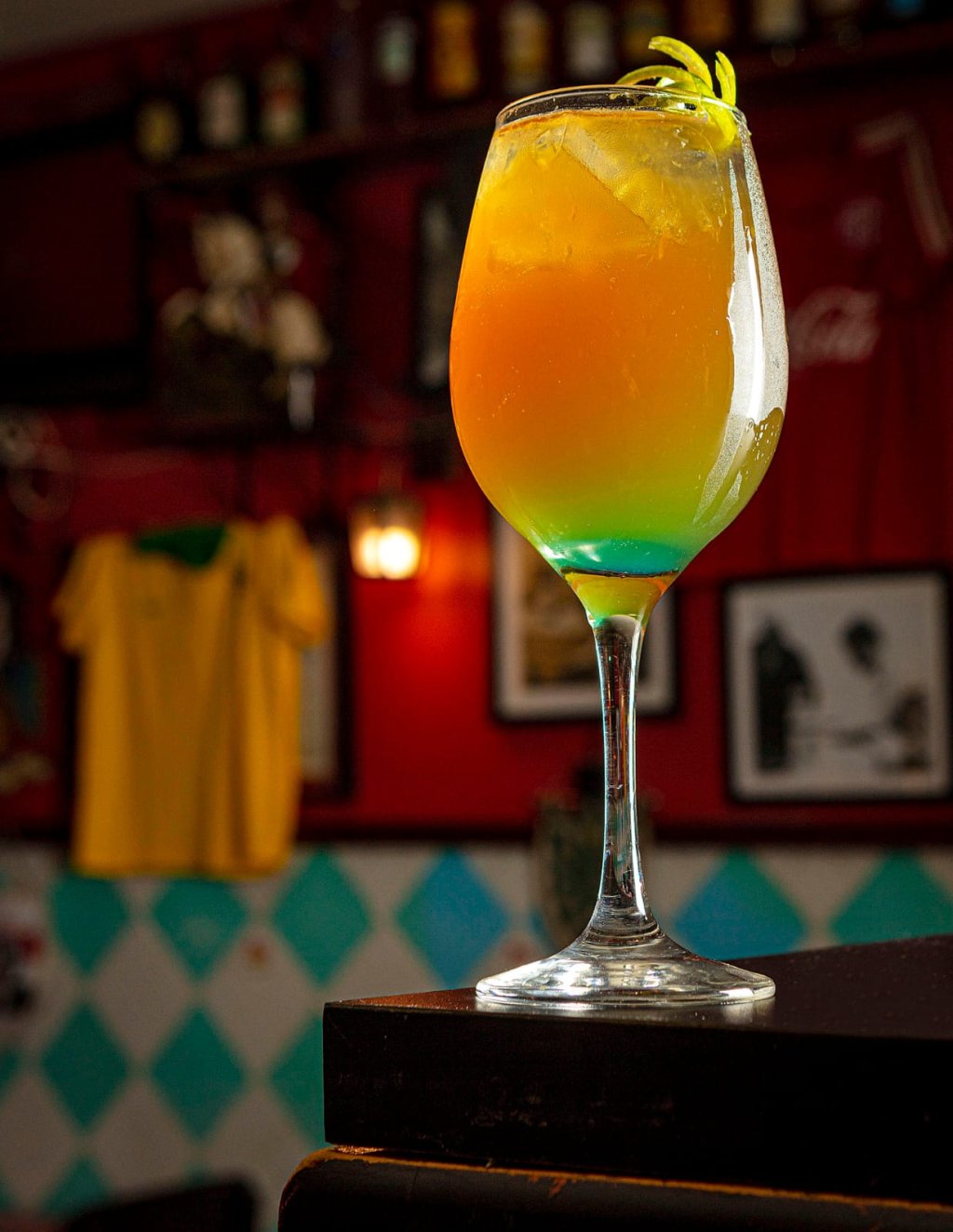 Inspirado no Uruguai, o drink Brazuca leva vinho, mate e limão