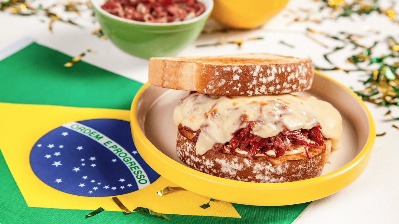 Lanche de carne seca e queijo coalho é opção de petisco para assistir a Copa do Mundo
