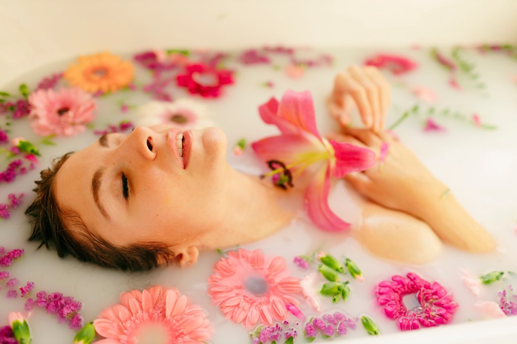 Banhos com rosas, canela e outros elementos podem apimentar a relação e melhorar a qualidade de sua vida sexual.