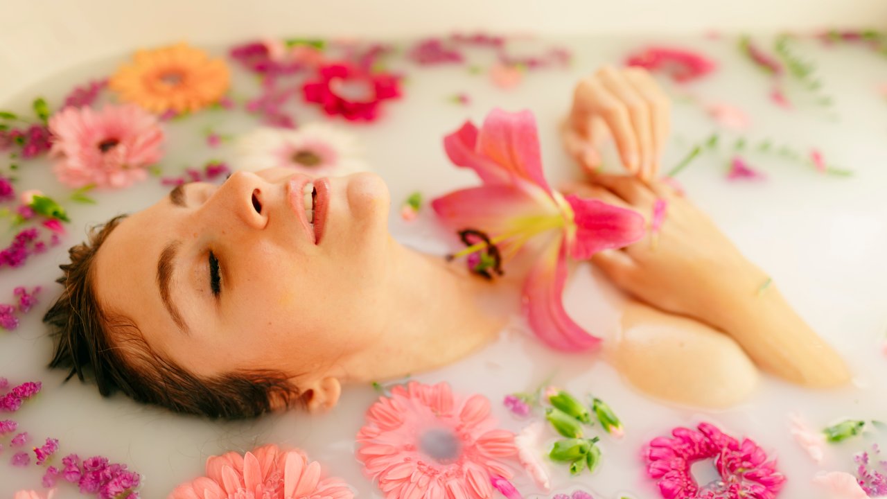 Banhos com rosas, canela e outros elementos podem apimentar a relação e melhorar a qualidade de sua vida sexual.