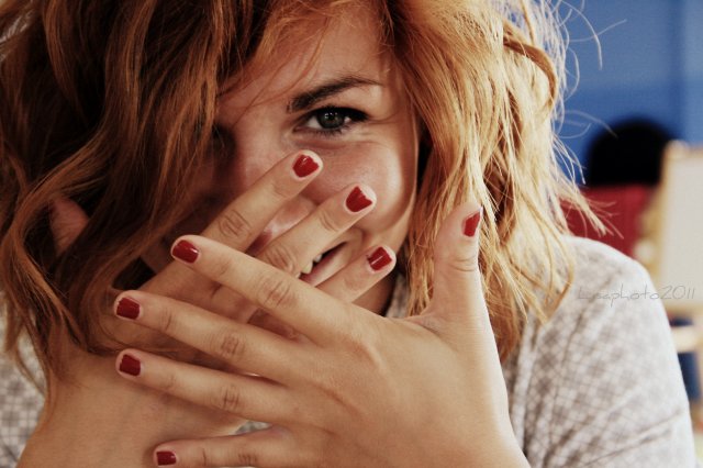 Mulher bonita com unhas vermelhas. Maquiagem e Manicure. Lábios