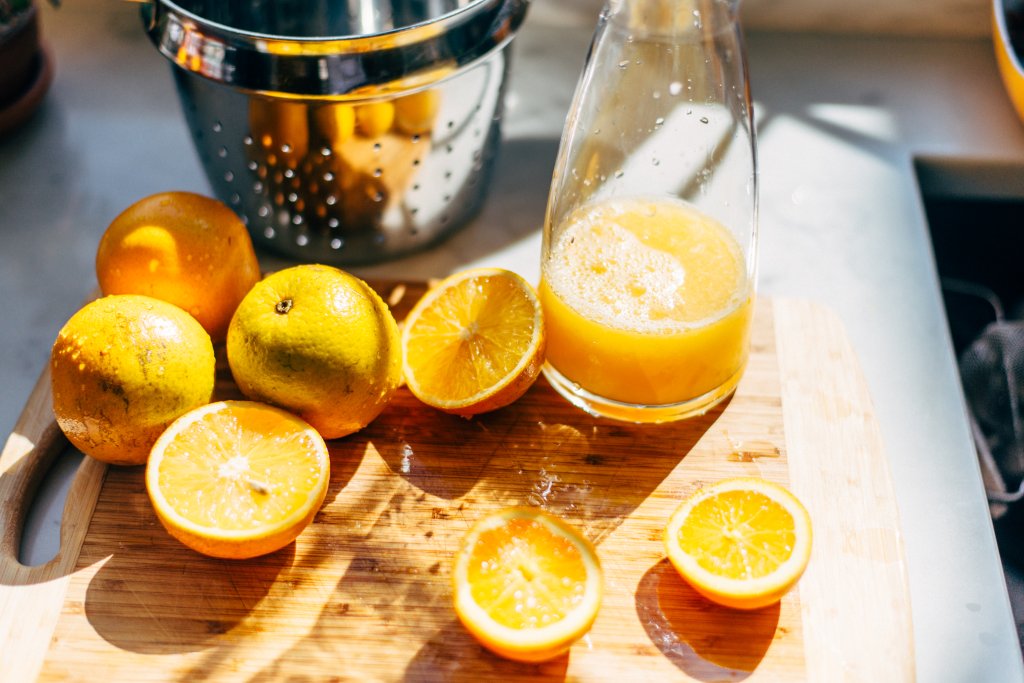 Sucos laranjas são ricos em vitamina C, fortalecendo a imunidade.