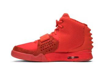 Tênis Nike Air Yeezy Red-October Modelo raro desenhado por Kanye West chegou a ser leiloado por R$ 39 milhões na Inglaterra.