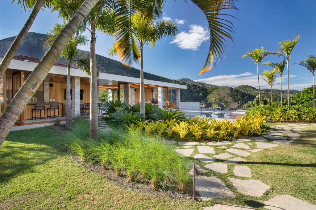 Casa com decoração elegante e neutra